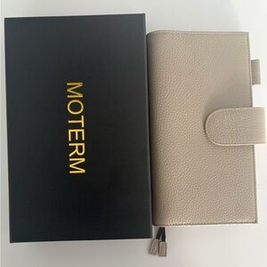 MOTERM Pebbled Gray Leather Planner Weeks Size